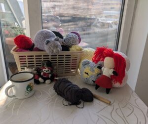 SimoArt Häkel-Werkstatt mit Sackdolls, Wolle und Logo-Tasse