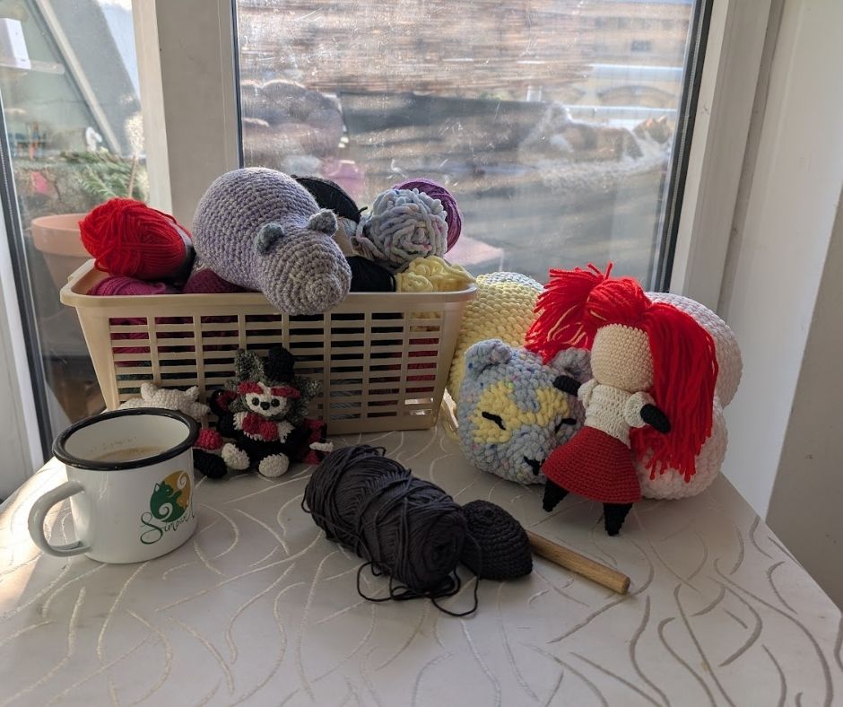 SimoArt Häkel-Werkstatt mit Sackdolls, Wolle und Logo-Tasse