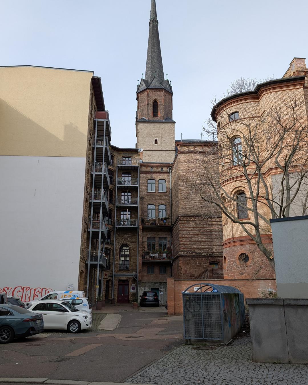 Marktkirche Unser Lieben Frauen in Halle (Saale) von einer Seitenstraße aus.