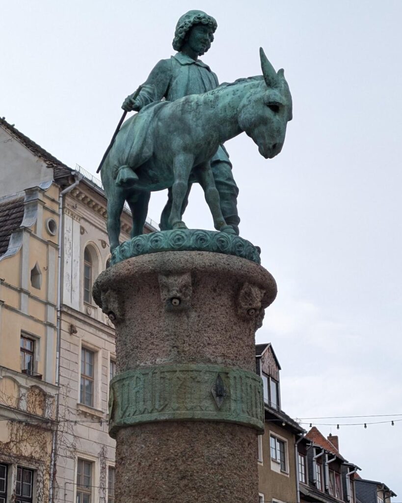 Eine Statue mit Esel und Treber
