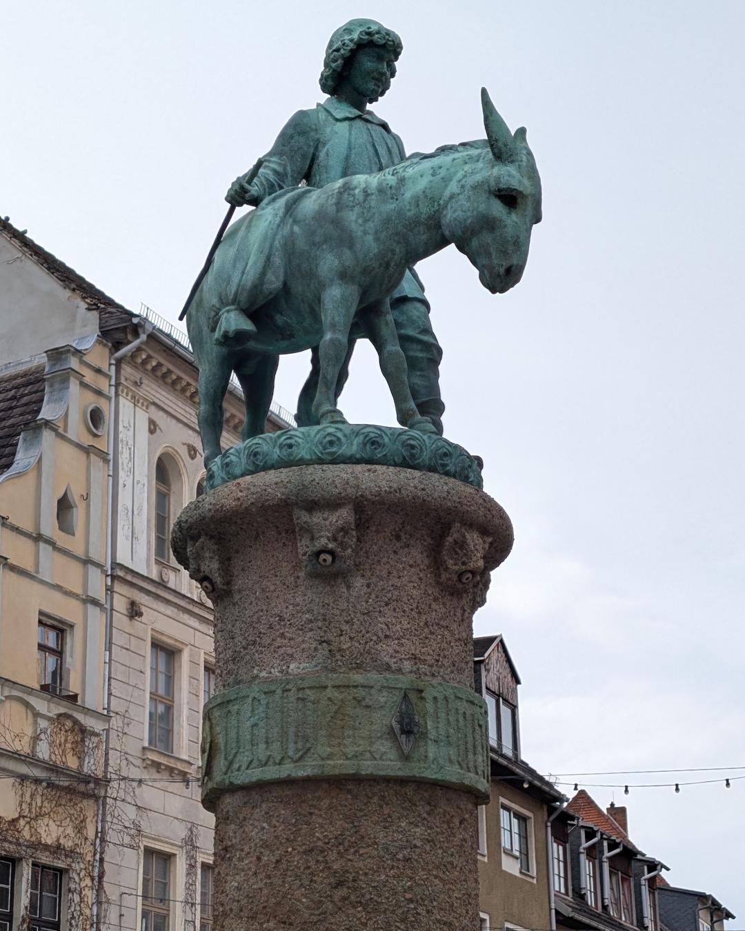 Halle, Eine Statue mit Esel und Treber