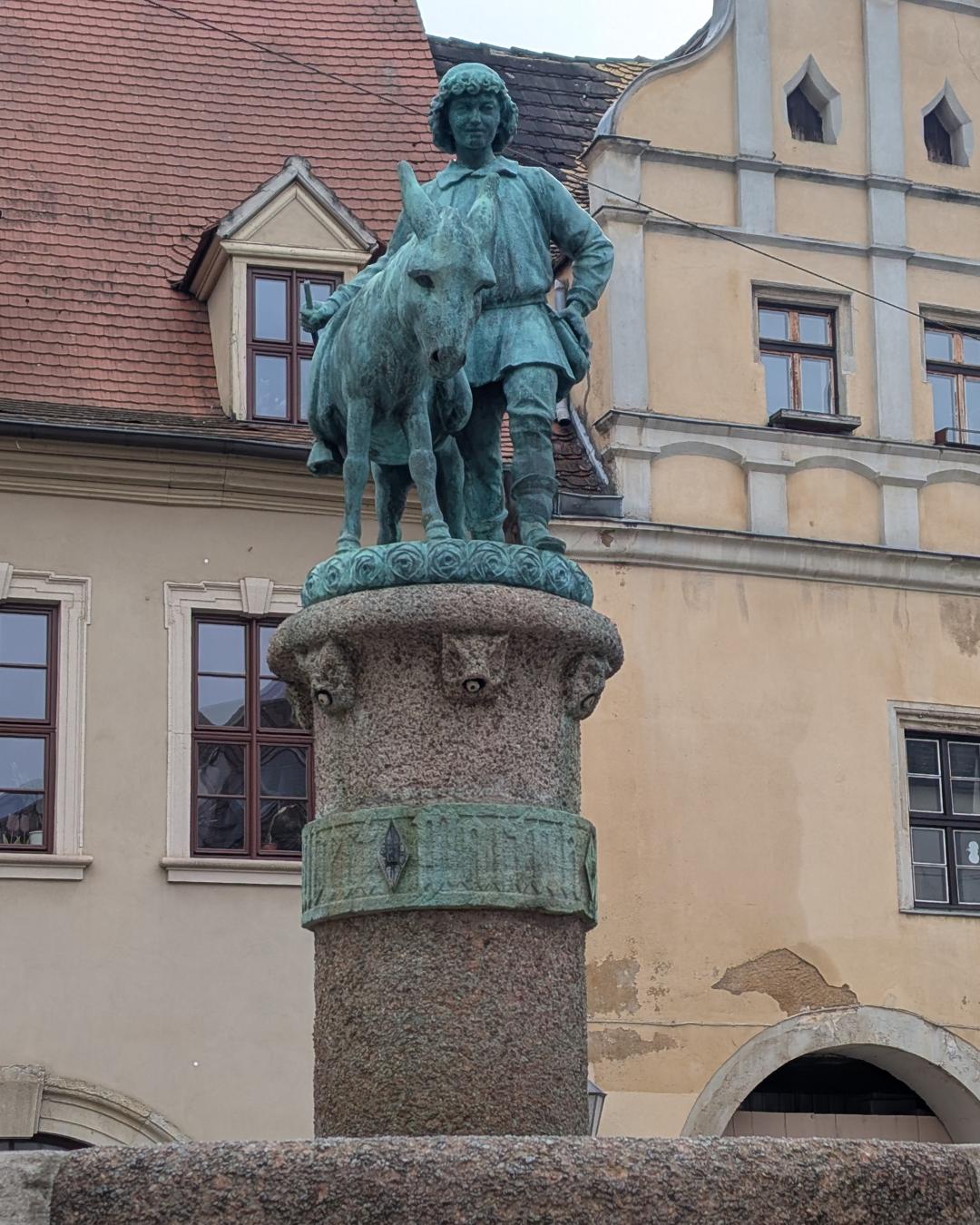 Historische Bronzestatue des Eselsbrunnens in Halle (Saale) auf dem Alten Markt, die einen Jungen mit einem Esel darstellt
