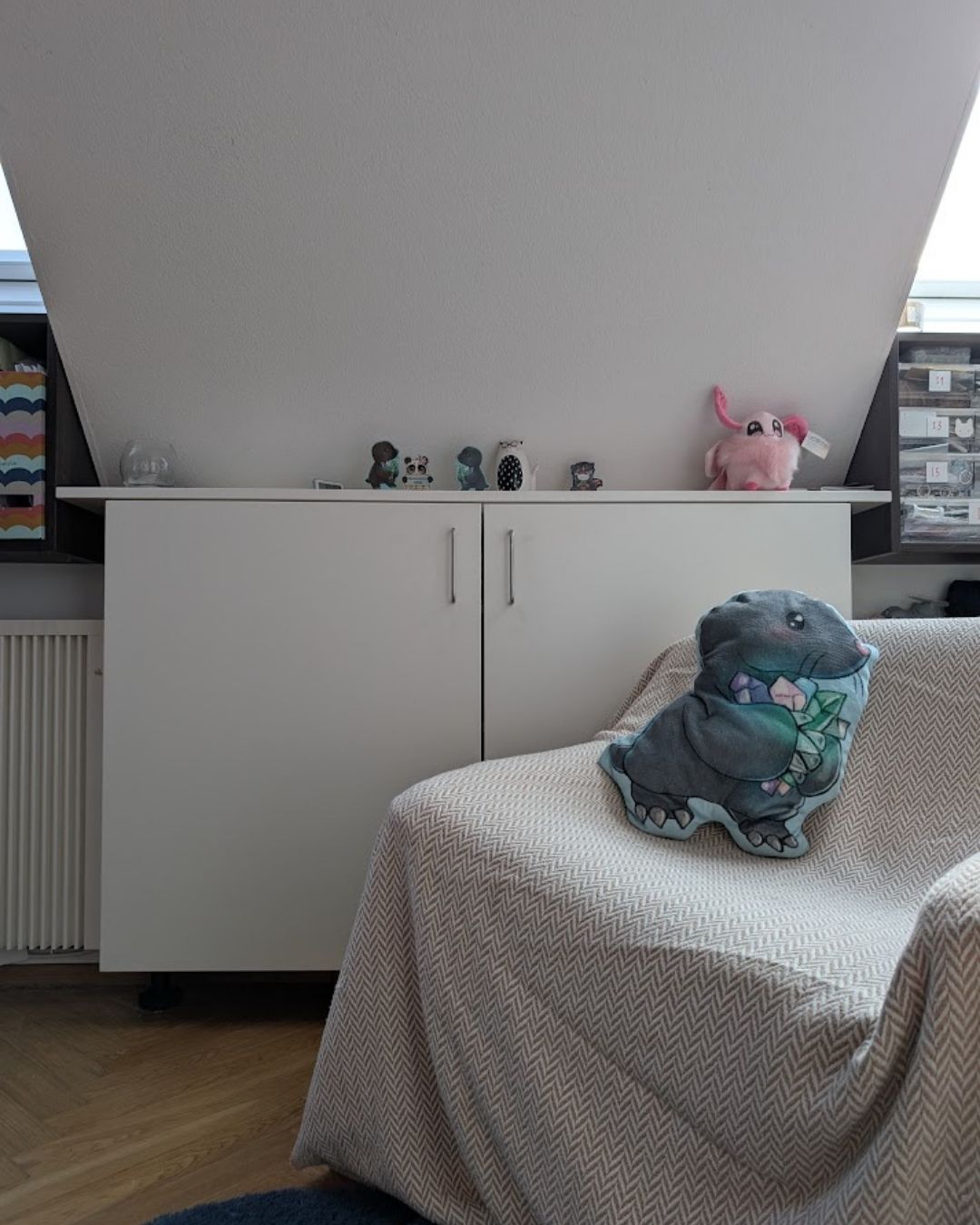 Ein gemütlicher Sessel vor einem Regal mit einer riesigen Auswahl an bunten Wollknäueln, bereit für ein neues Häkelprojekt