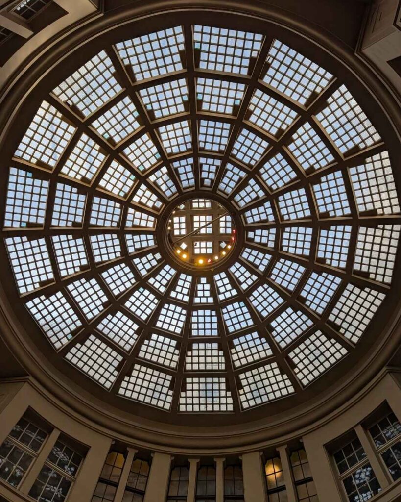 Blick in die Kuppel der Mädlerpassage über Auerbachs Keller – wo Literatur auf Architektur trifft