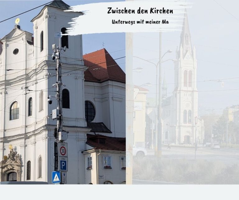 Vertikal geteilte Collage zweier Kirchen in Bratislava: Links die hellgelbe Barockfassade der Trinitarierkirche, rechts die dunkle, spitze Turmhelm-Ansicht einer weiteren Kirche. Mittig ein weißer Pinselstrich mit dem Text ‚Zwischen den Kirchen – Unterwegs mit meiner Ma