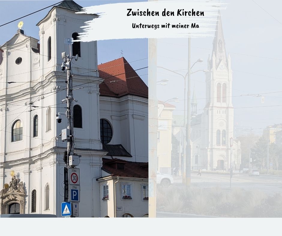 Vertikal geteilte Collage zweier Kirchen in Bratislava: Links die hellgelbe Barockfassade der Trinitarierkirche, rechts die dunkle, spitze Turmhelm-Ansicht einer weiteren Kirche. Mittig ein weißer Pinselstrich mit dem Text ‚Zwischen den Kirchen – Unterwegs mit meiner Ma