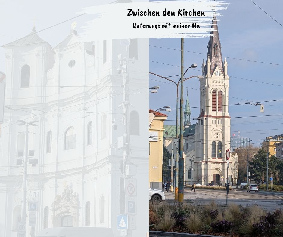 Vertikal geteilte Collage zweier Kirchen in Bratislava: Links die hellgelbe Barockfassade der Trinitarierkirche, rechts die dunkle, spitze Turmhelm-Ansicht einer weiteren Kirche. Mittig ein weißer Pinselstrich mit dem Text ‚Zwischen den Kirchen – Unterwegs mit meiner Ma